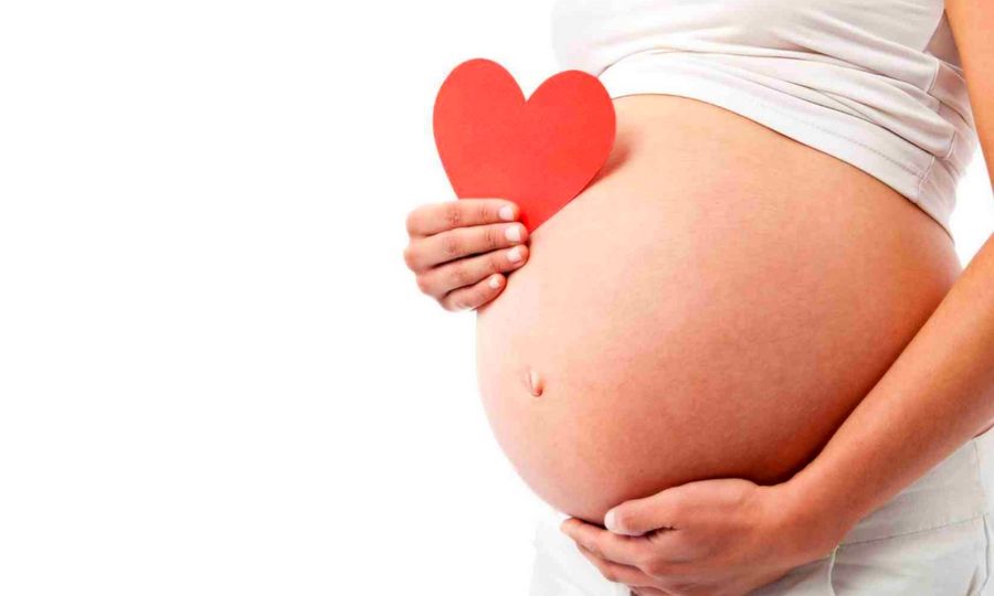 Gravidanza, come non cadere nel panico da inestetismi e vivere al meglio la maternità